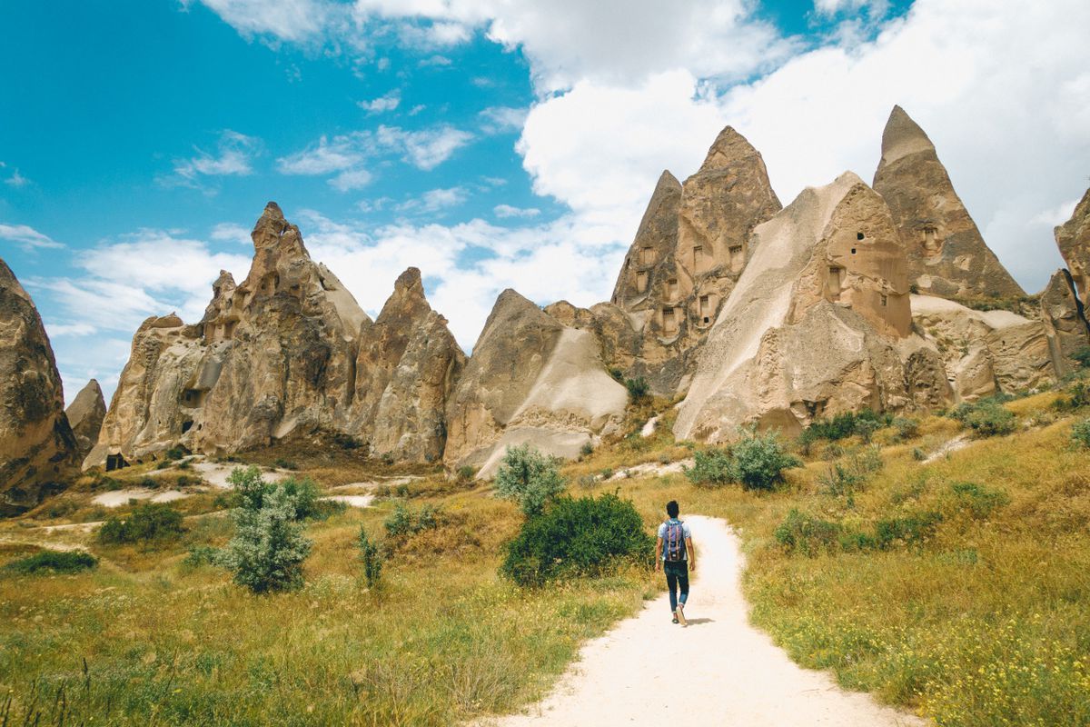 Tour de senderismo por Capadocia en el Valle Rojo y Rosa - Day Tours in Cappadocia